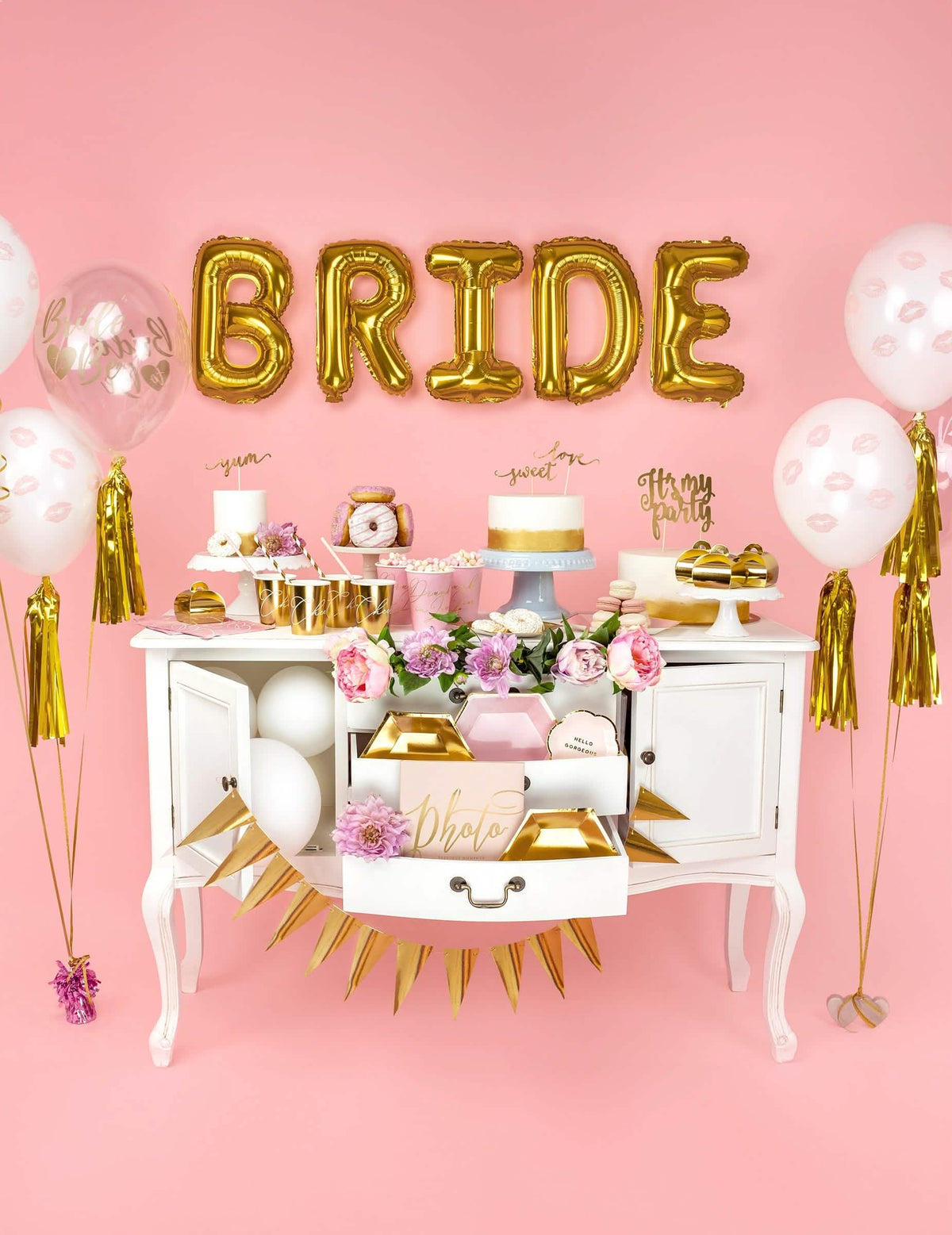 Decoración de candy bar con la palabra BRIDE compuesta por el globo de aluminio letra dorado