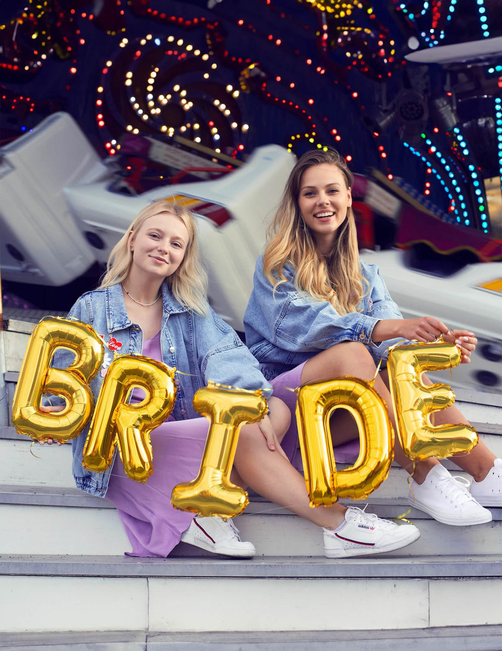 Letra BRIDE sostenida por mujeres de globo de aluminio dorado
