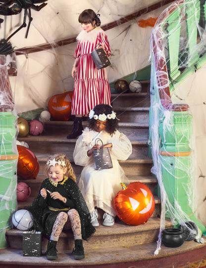 Mise en scène dans un escalier décoré du ballon aluminium citrouille pour décoration d'Halloween
