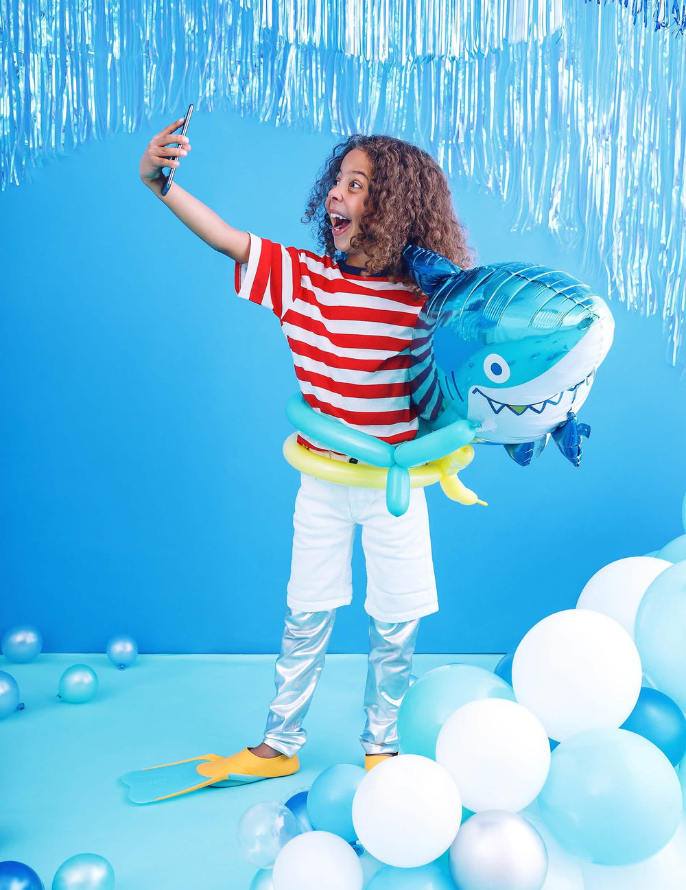 Enfant prenant un selfie avec le ballon aluminium requin pour anniversaire océan