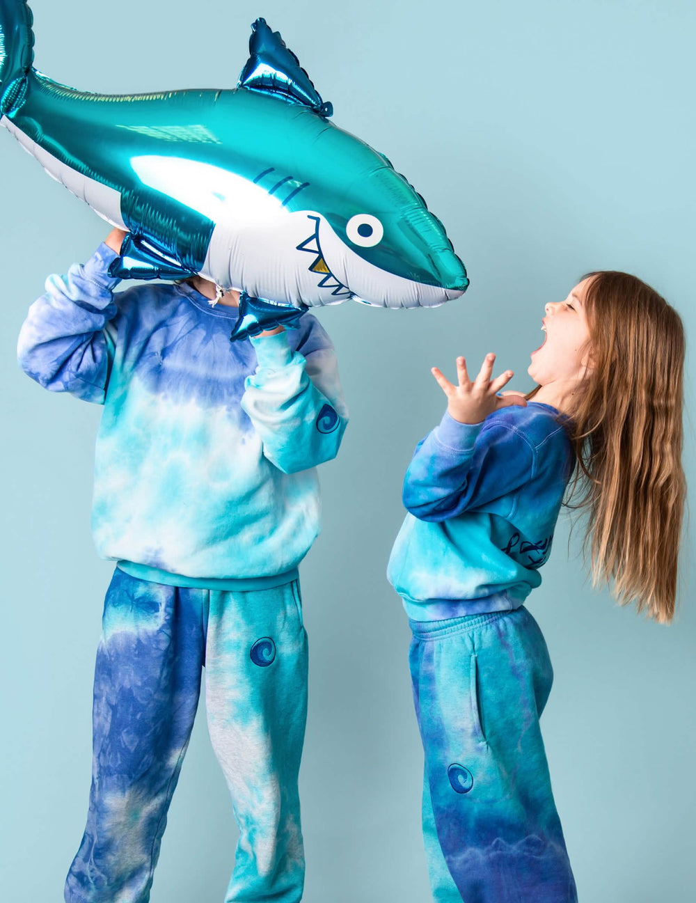 Scène de jeu ludique du ballon aluminium requin pour anniversaire océan