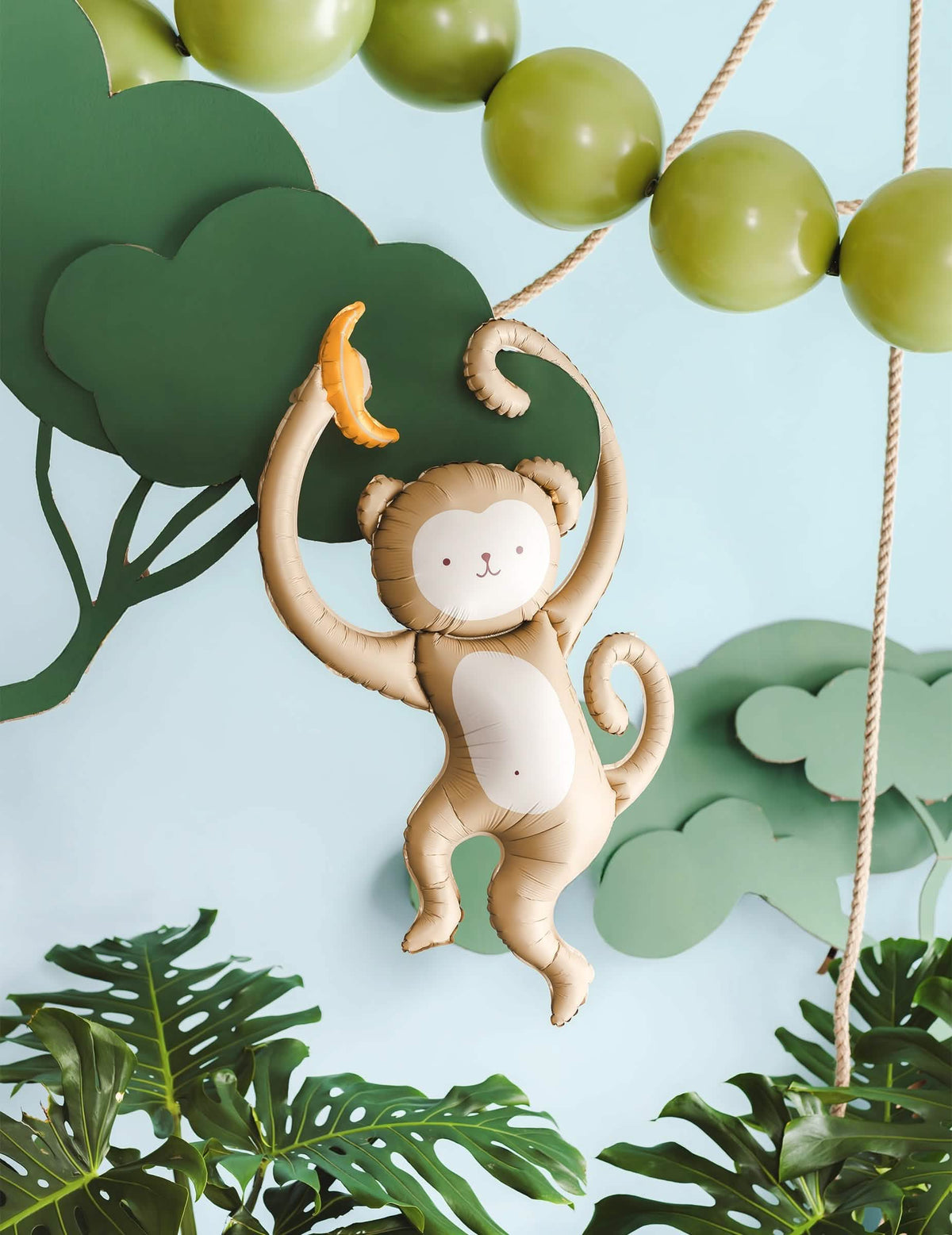 Mise en situation dans un décor jungle du Ballon aluminium Singe