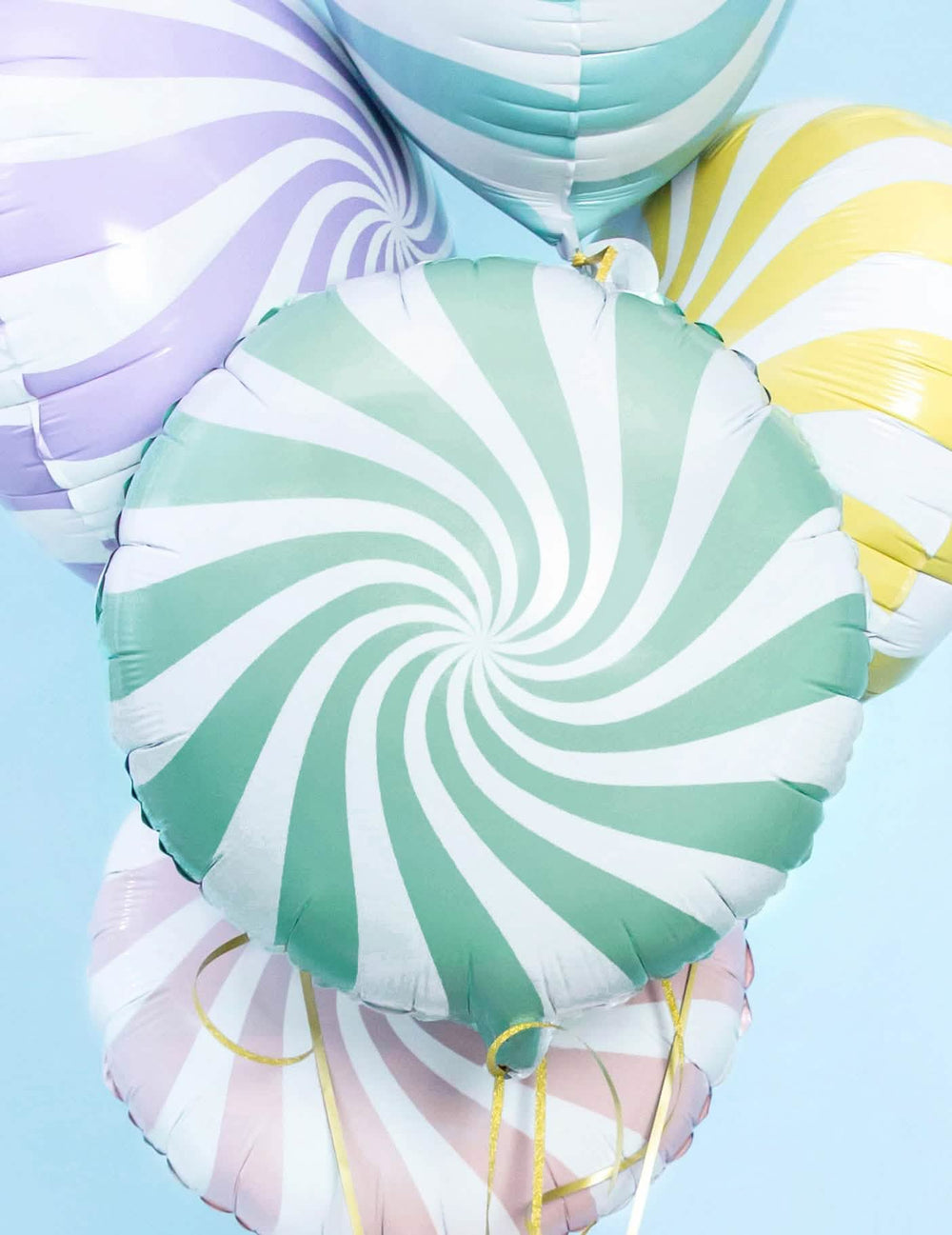 Primer plano del surtido del globo de aluminio piruleta para fiesta