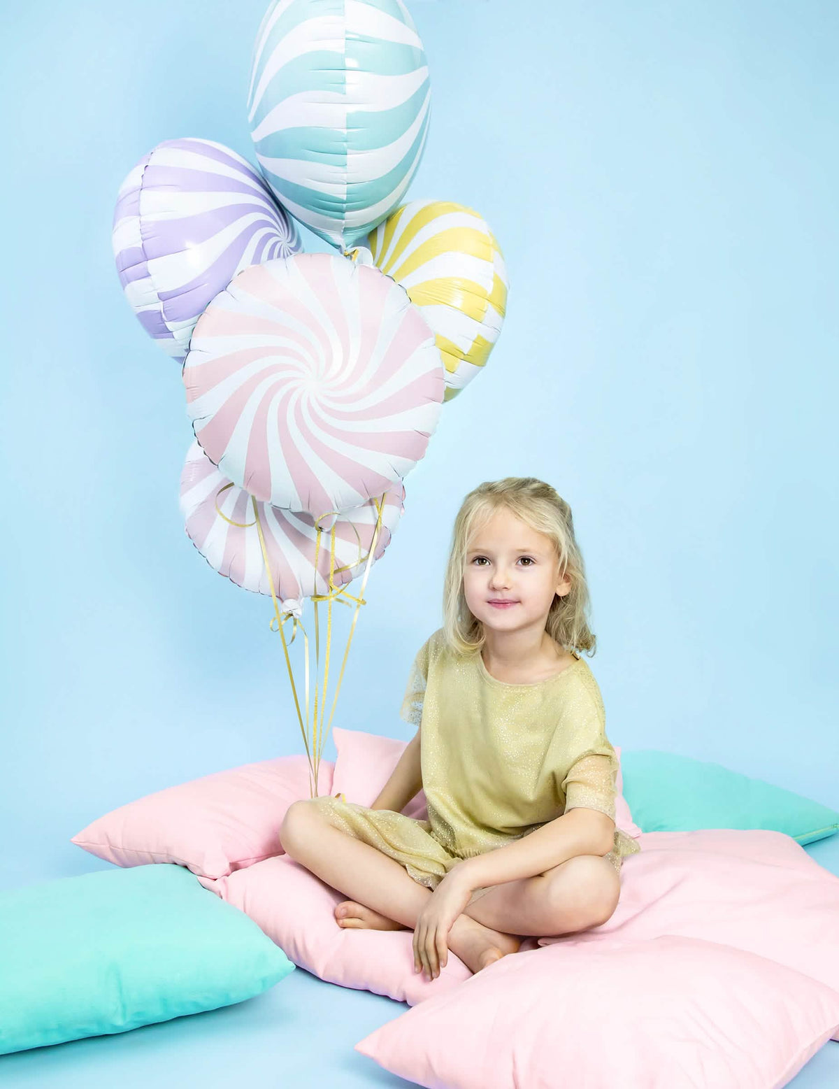 Puesta en escena con un niño del globo de aluminio piruleta para fiesta