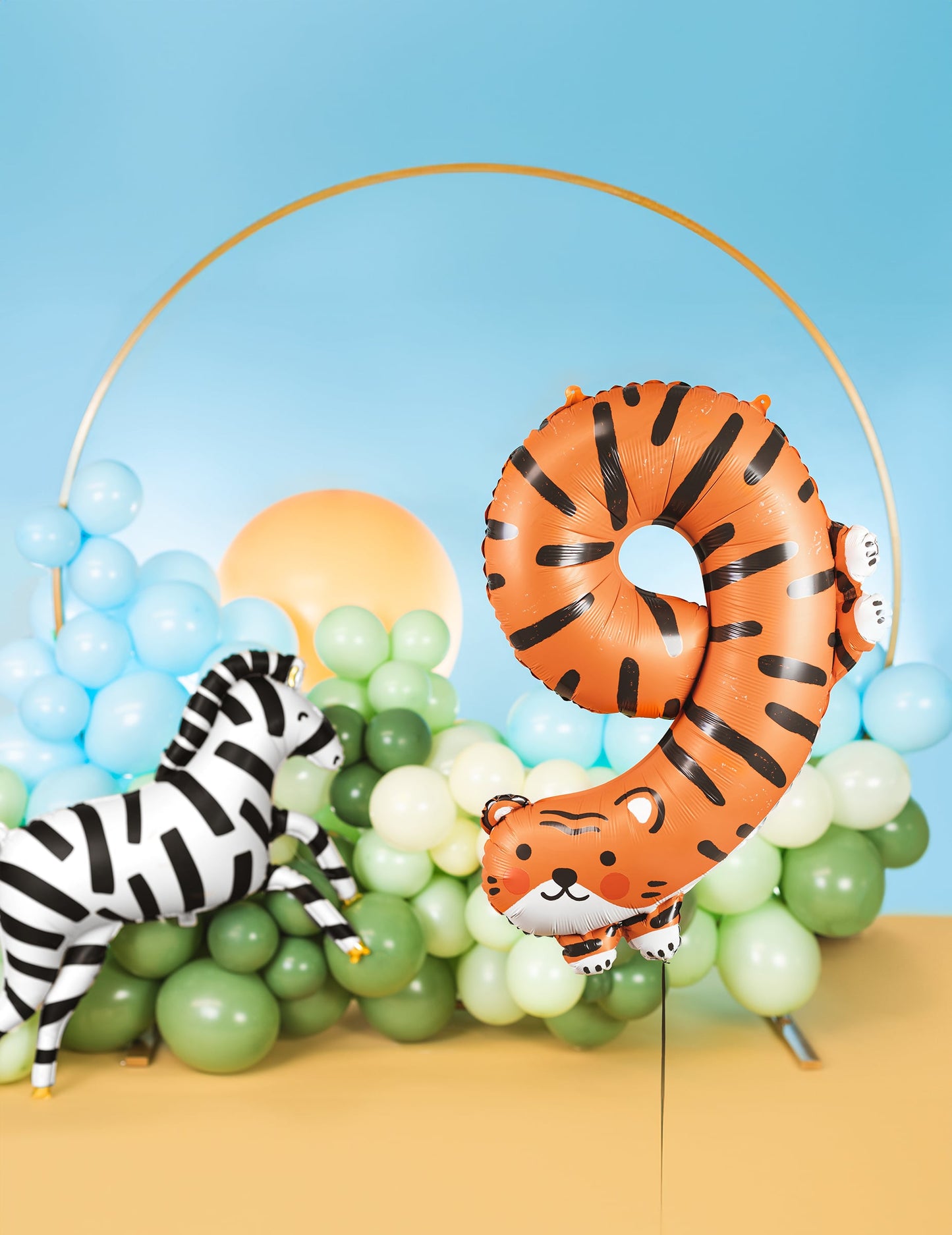 Mise en situation avec décor safari du ballon aluminium tigre chiffre 9