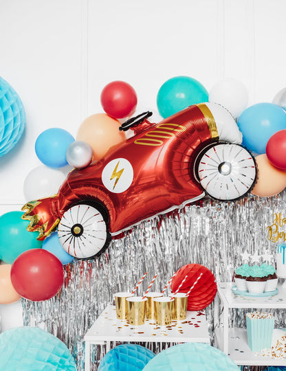Mise en scène festive avec rideau argenté du ballon aluminium voiture de course
