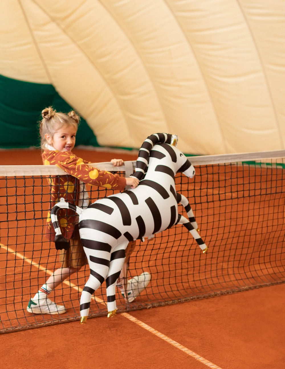Mise en situation par une enfant du ballon aluminium zèbre