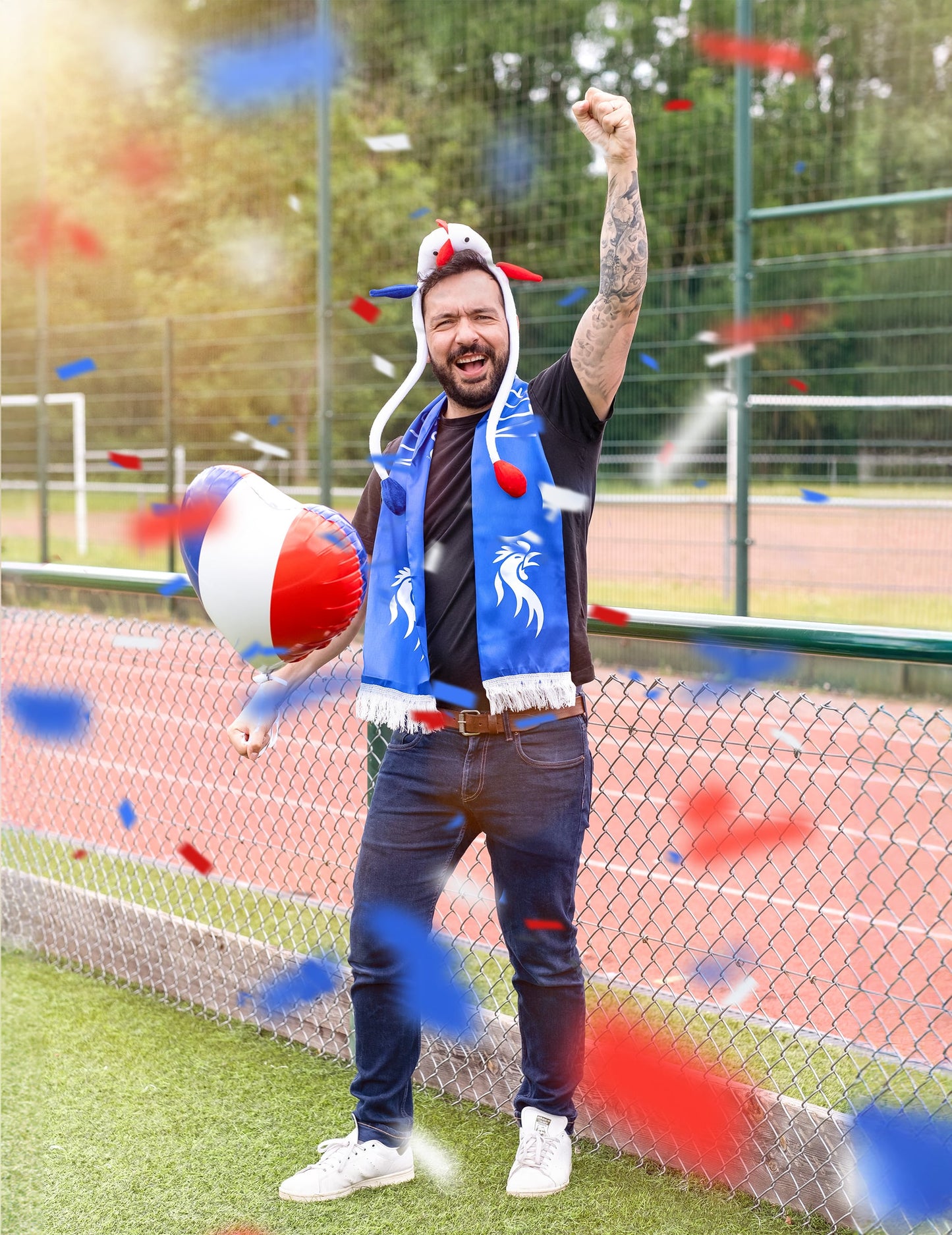 Mise en situation par un supporter du ballon en aluminium Coeur France