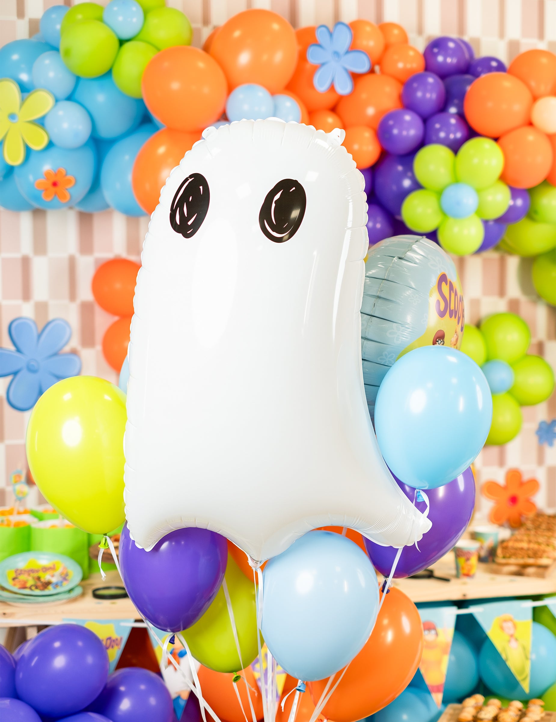 Mise en scène au sein d'un bouquet de ballons du ballon en aluminium fantôme