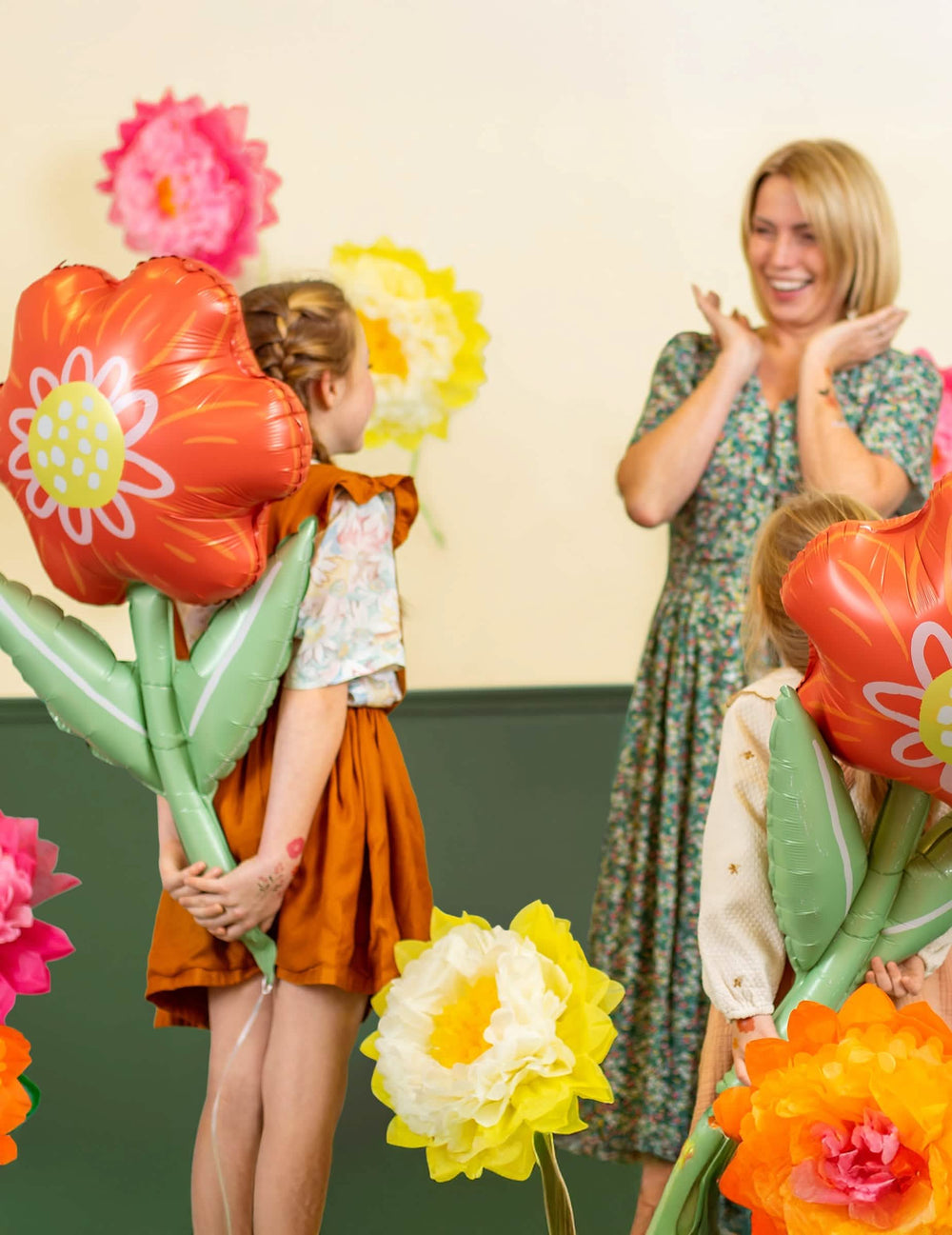 Enfant tenant par la tige le ballon en aluminium fleur