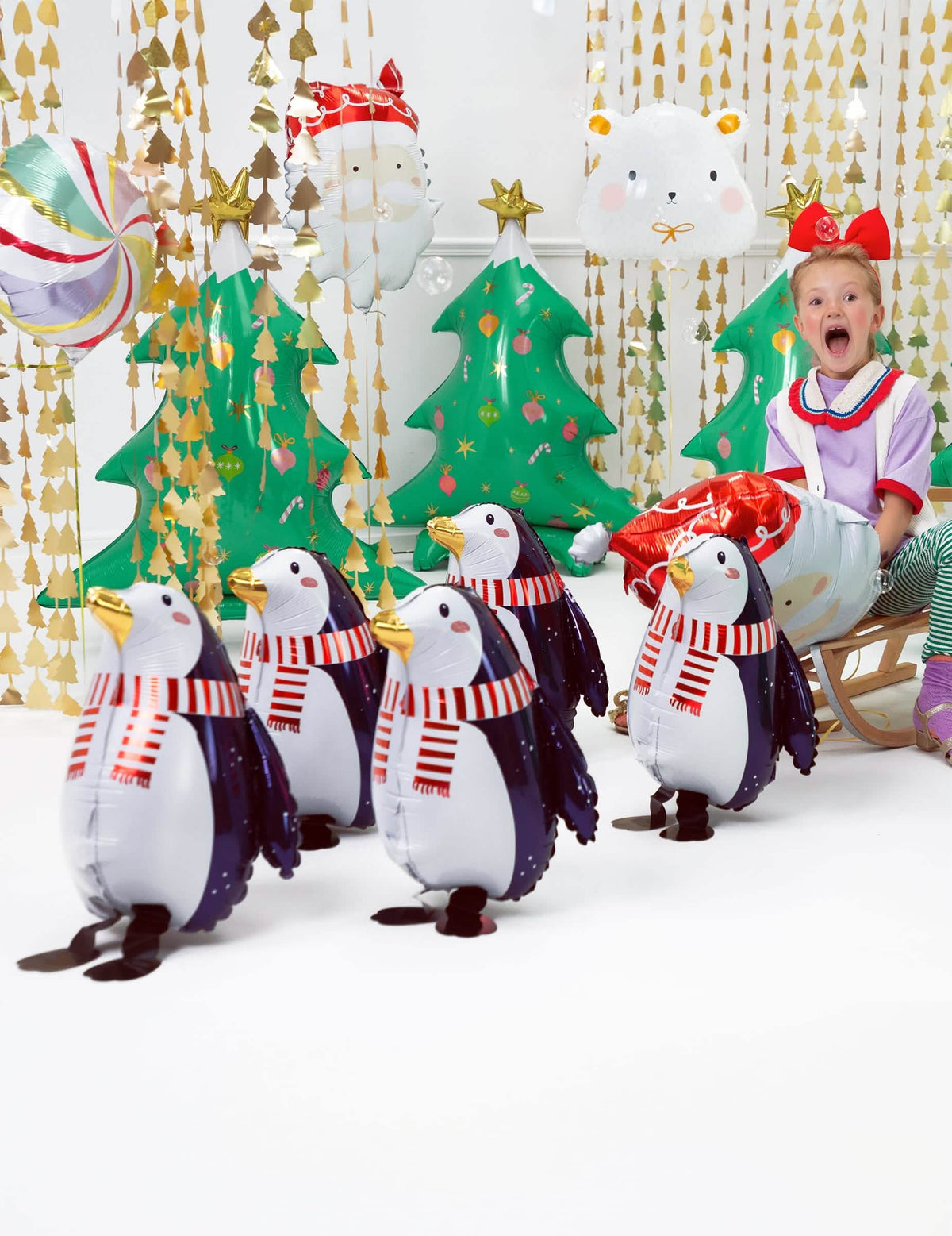 Escena festiva con varios ejemplares del globo de aluminio pingüino