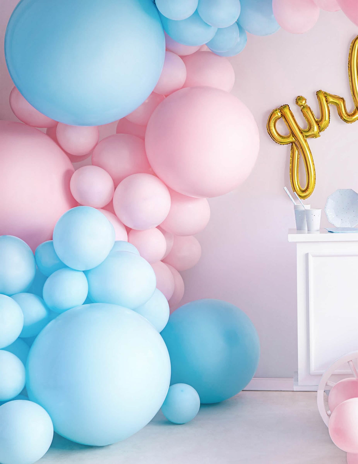 Escenificación en un arco de globos del globo de látex gigante para fiesta azul
