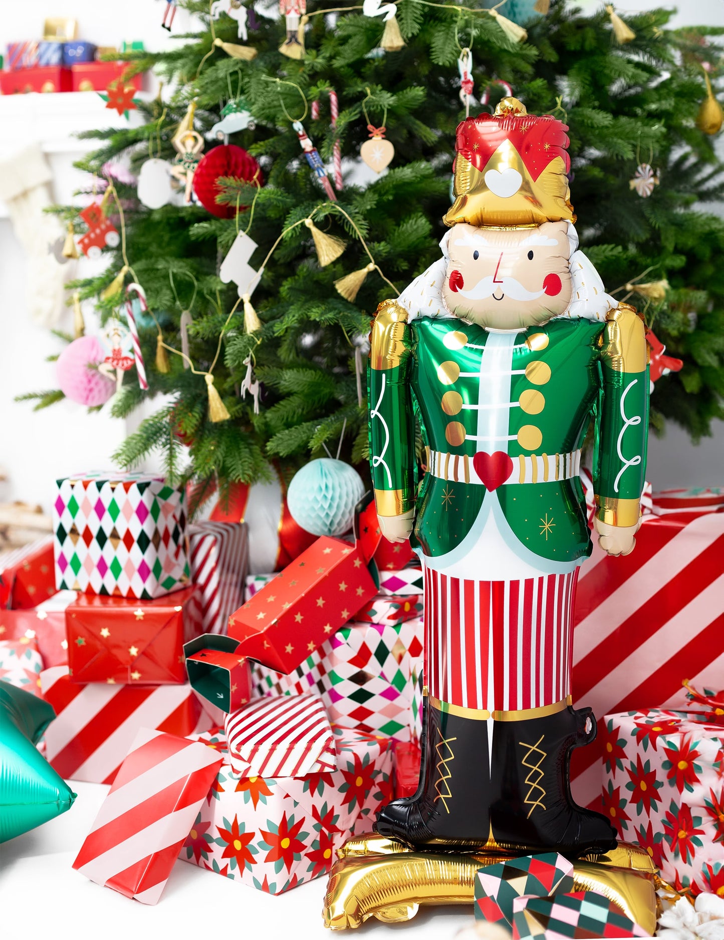Mise en scène au pied du sapin du ballon de Noël géant en aluminium casse-noisette