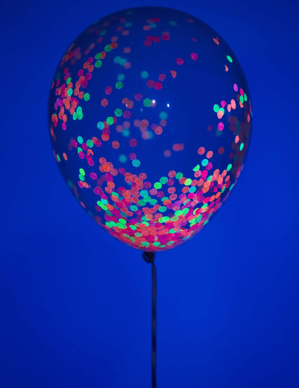 Gros plan sur les confettis du ballon en latex confettis fluo pour fête
