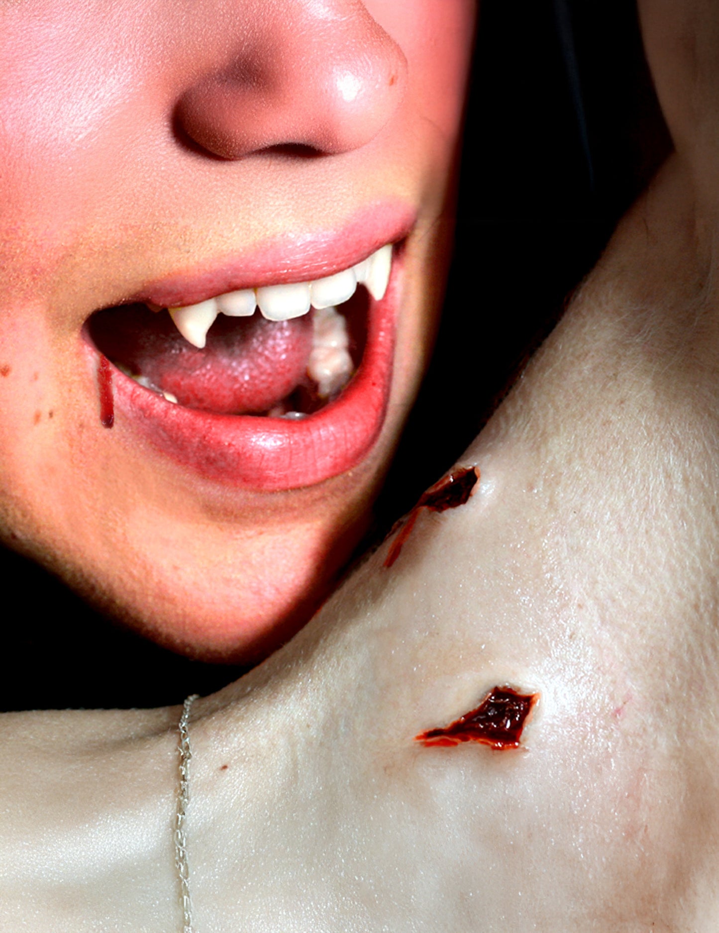 Heridas mordisco vampiro aplicación con agua