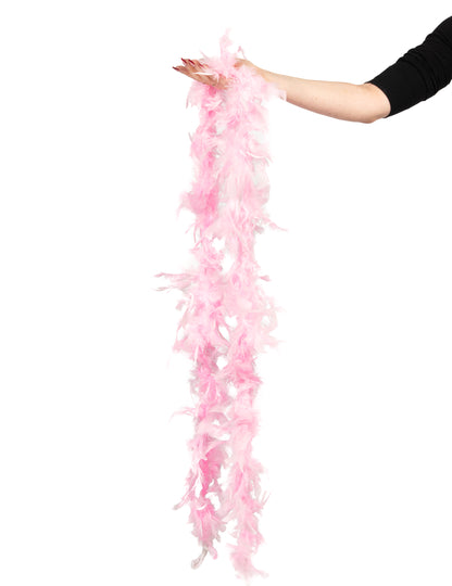 Détail du volume et de la texture du boa en plumes pour femme