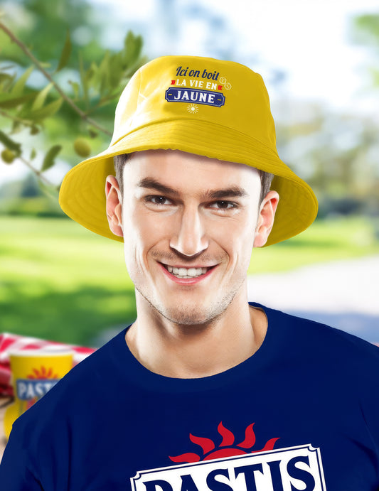 Gorro bob humorístico: aquí bebemos la vida en amarillo