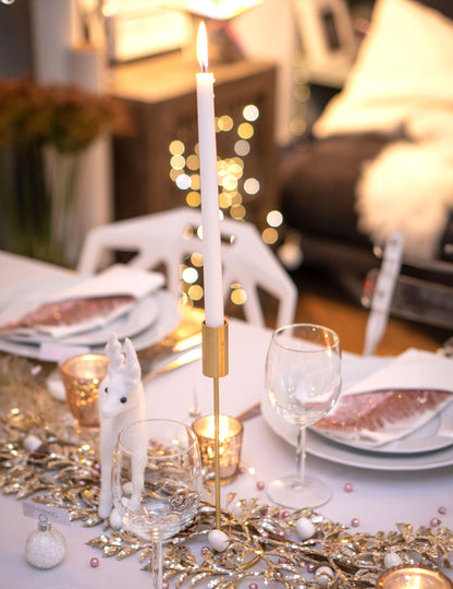 Mise en situation sur une table festive du bougeoir design sur pied pour table métal doré