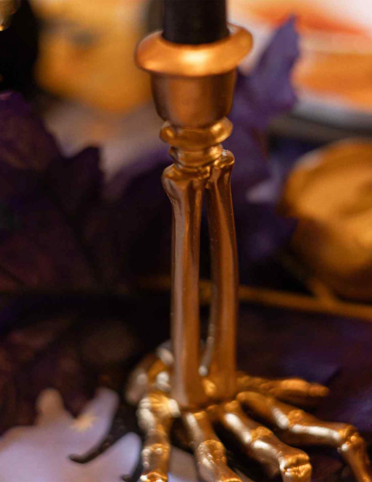 Candelabro mano de esqueleto de resina dorada 10,5 x 15 cm