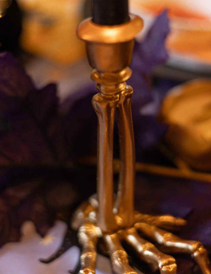 Candelabro mano de esqueleto de resina dorada 10,5 x 15 cm