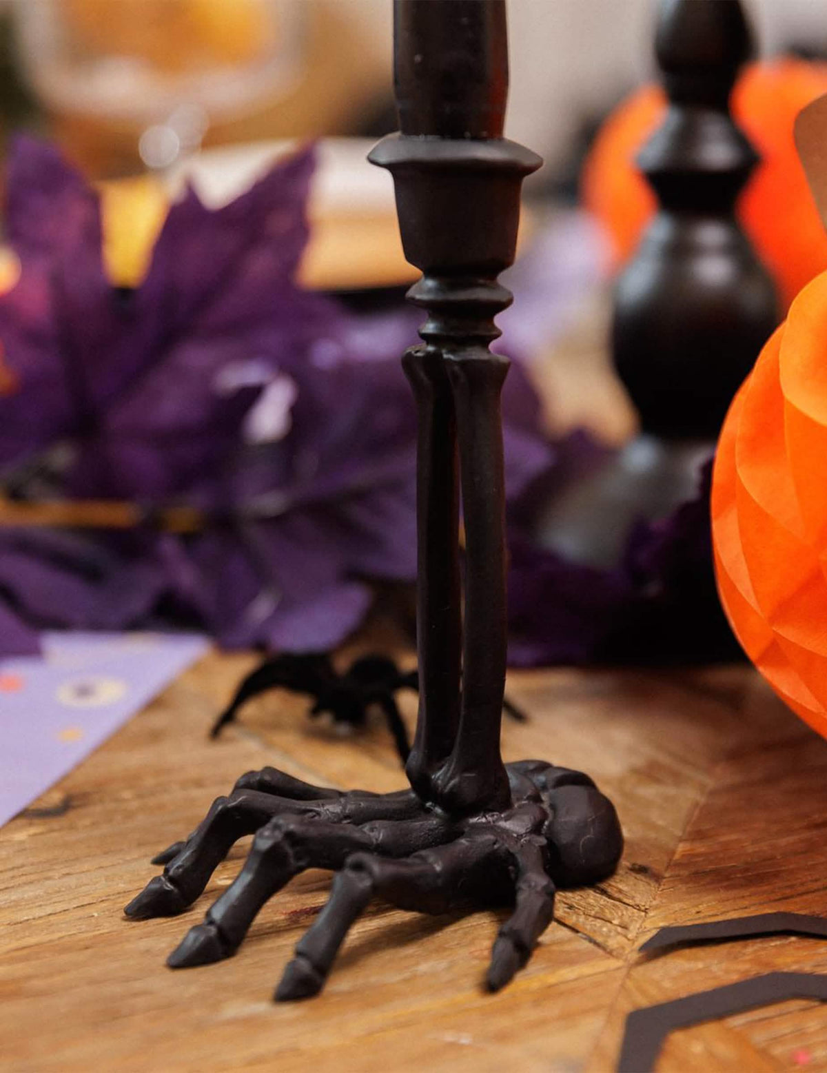 Candelabro de mano de esqueleto de resina negra 10,5 x 15 cm
