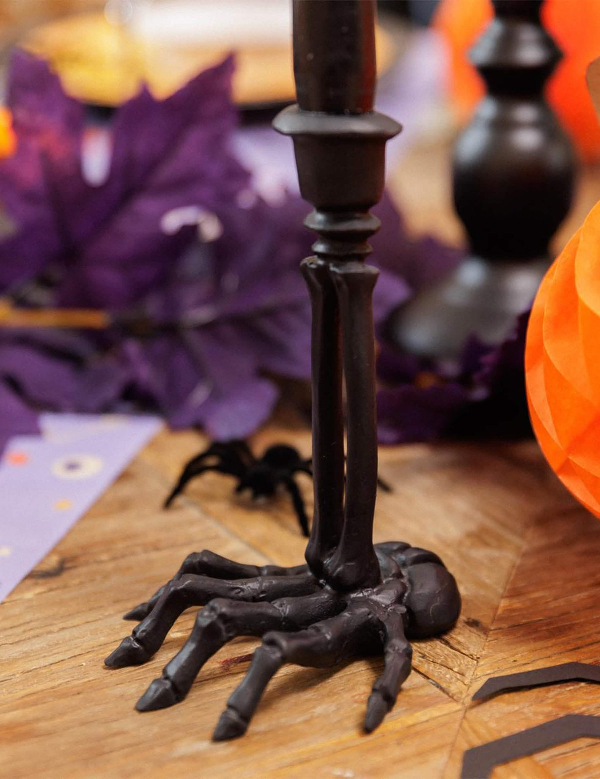 Candelabro de mano de esqueleto de resina negra 10,5 x 15 cm