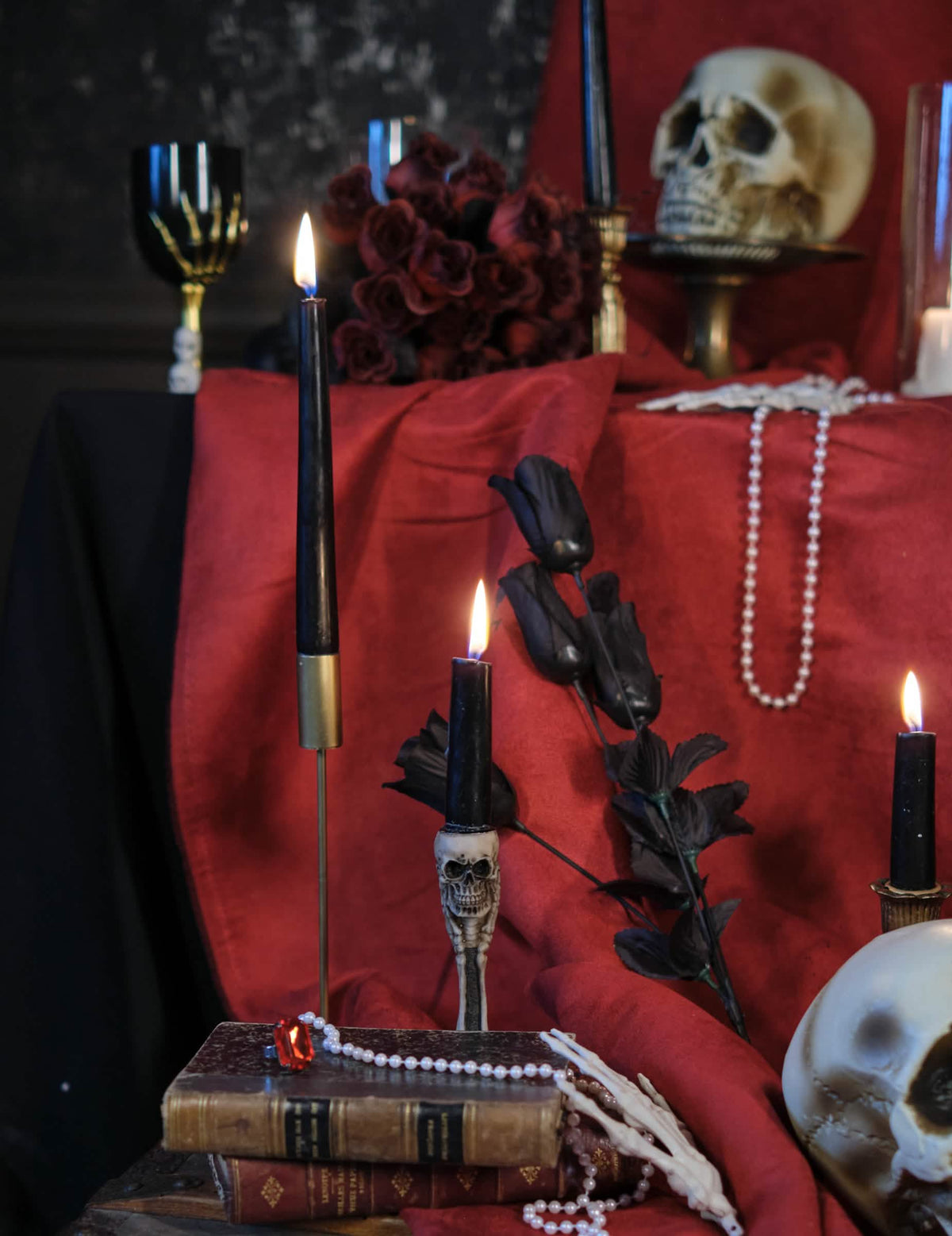 Mise en scène de table d'Halloween du bougeoir os et crânes