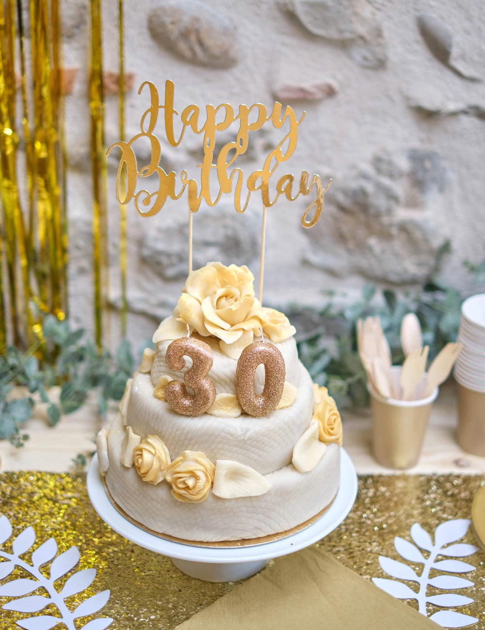 Decoración sobre un pastel de la vela número 0 para cumpleaños dorado con purpurina