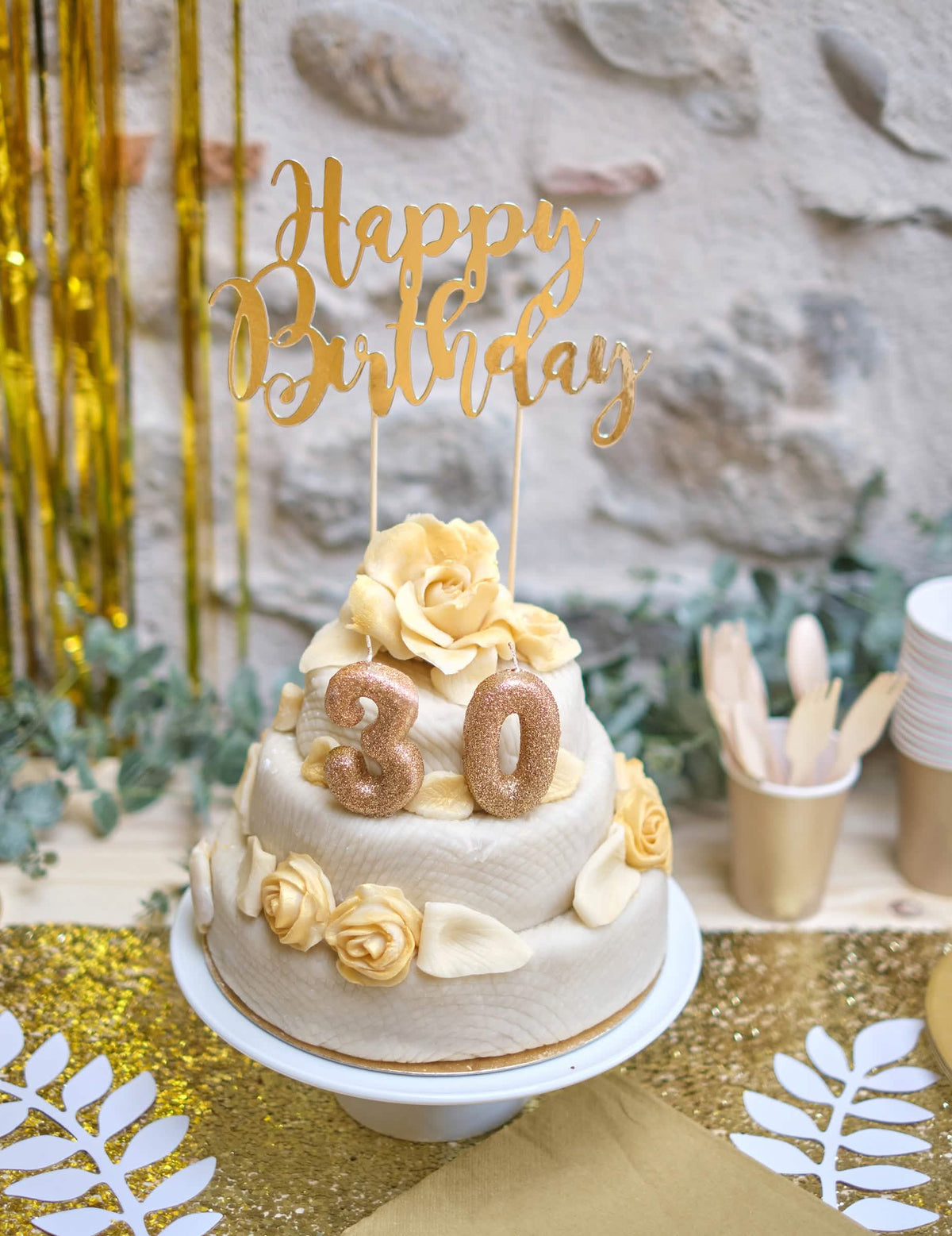 Decoración sobre un pastel de la vela número 0 para cumpleaños dorado con purpurina
