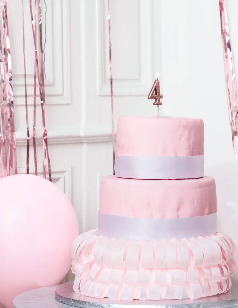 Mise en situation sur un gâteau de la bougie d'anniversaire chiffre 4