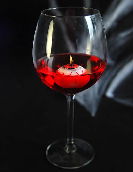 Ambientación en un vaso de la vela flotante ojo ensangrentado para halloween