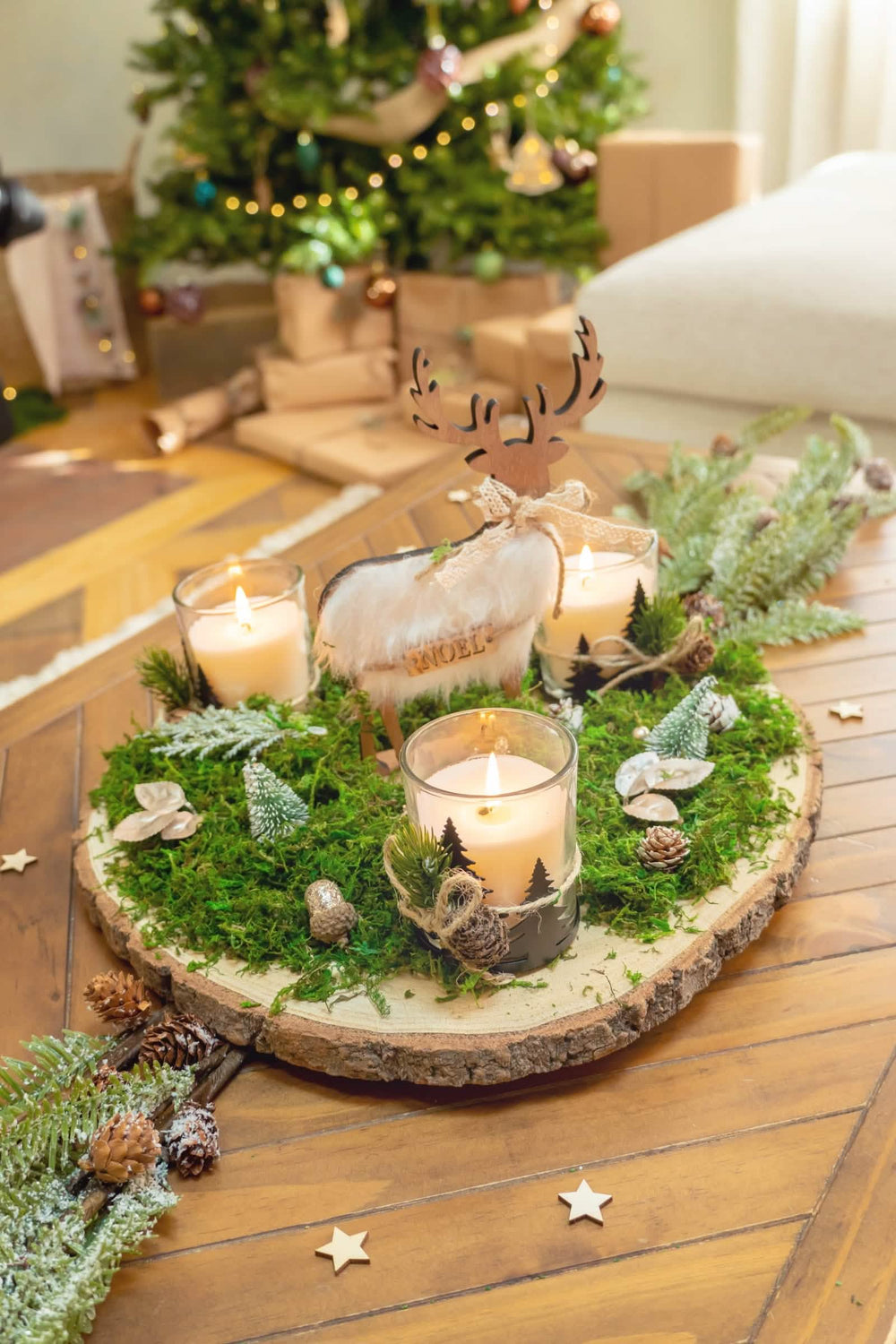 Ambientación sobre centro de mesa de vela abeto y piña para decoración