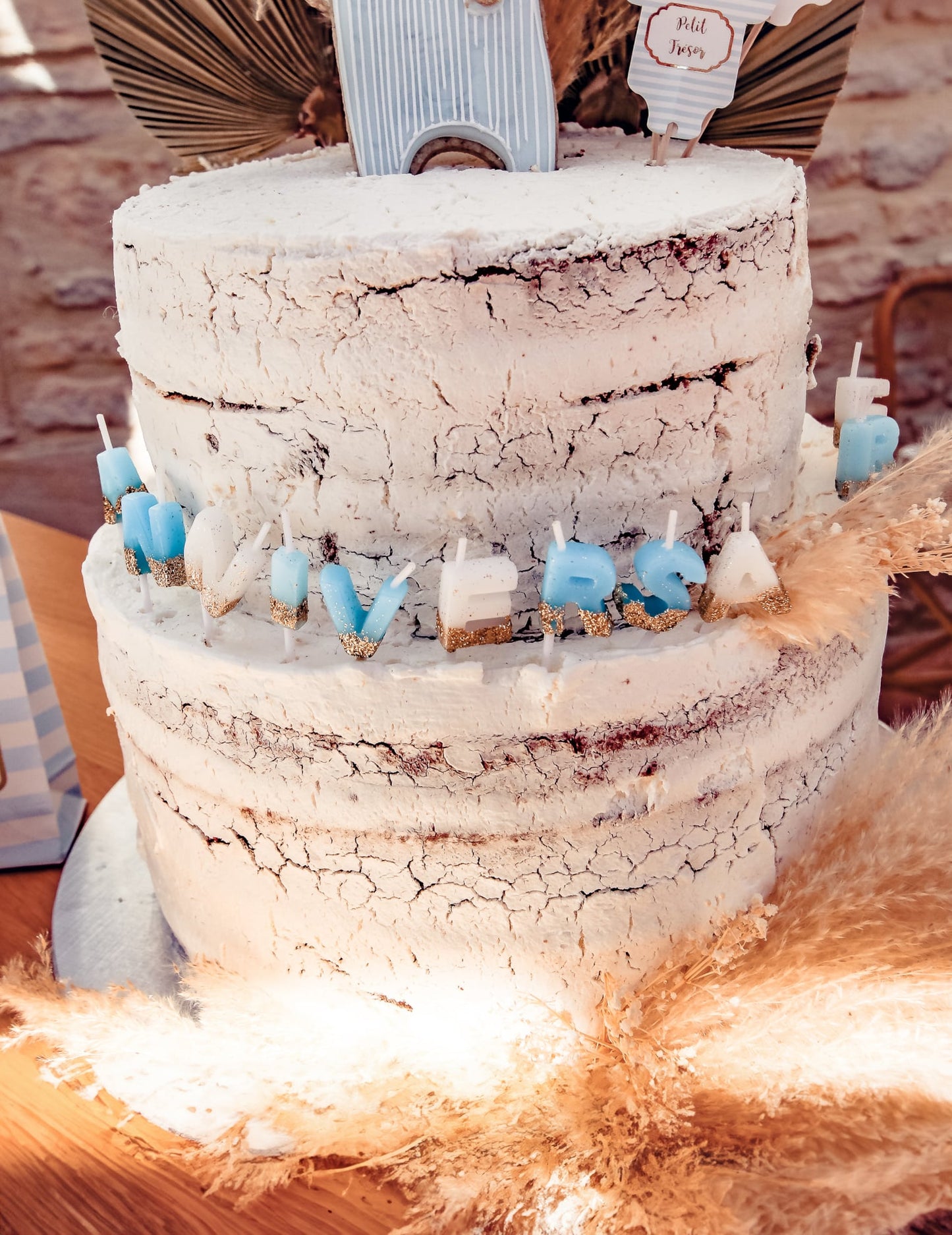 Mise en situation des bougies Joyeux Anniversaire blanc bleu et paillettes or sur pic