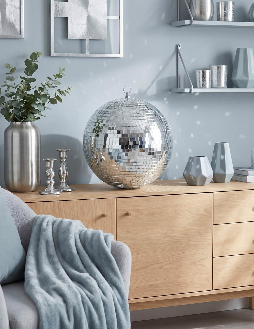 Escena en un salón de la bola de espejos disco para decoración plateada