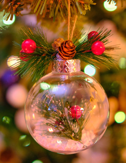 Gros plan sur la pomme de pin et les baies de la boule de Noël naturelle avec neige et sapin