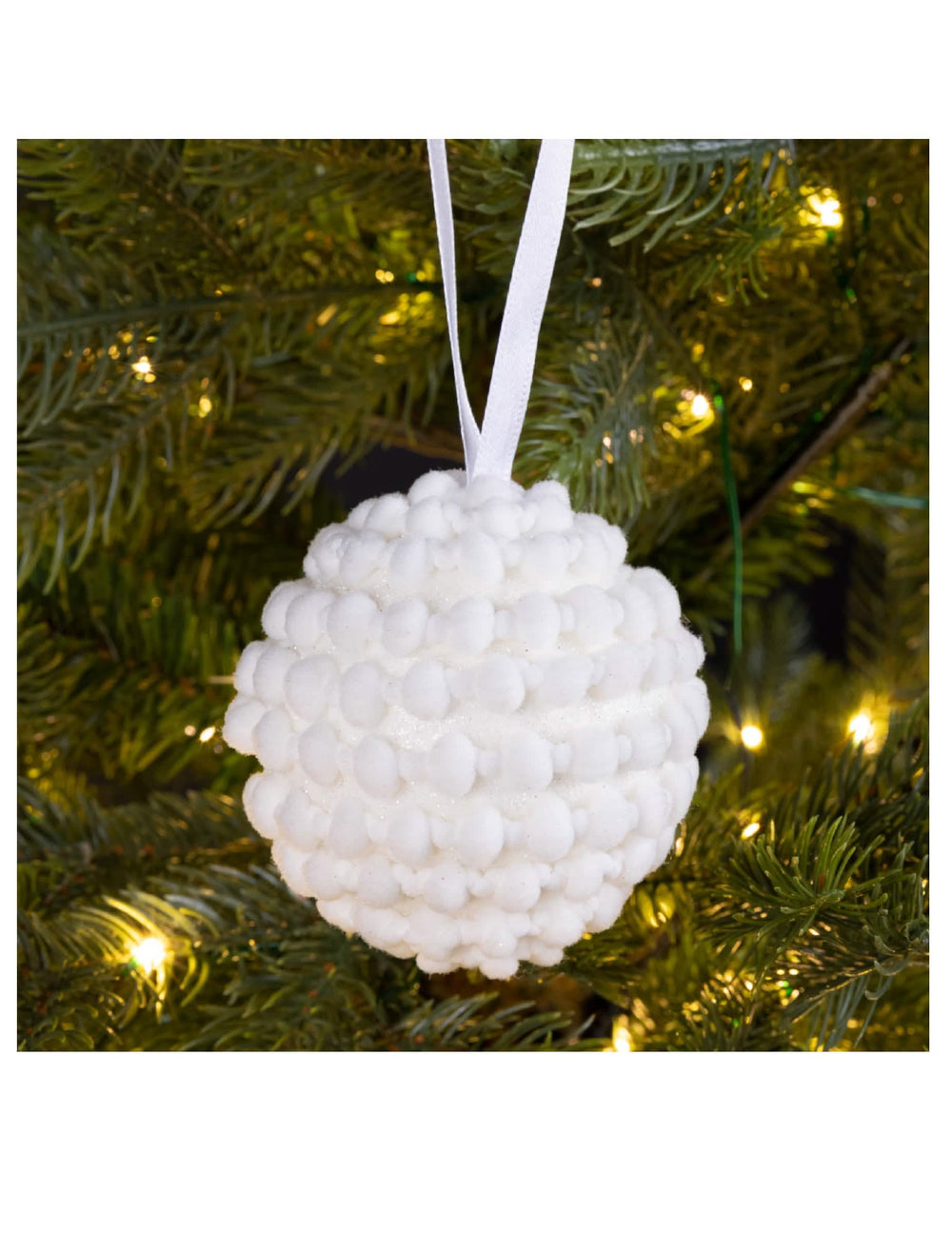 Mise en situation sur un sapin de la boule de noël ambiance polaire
