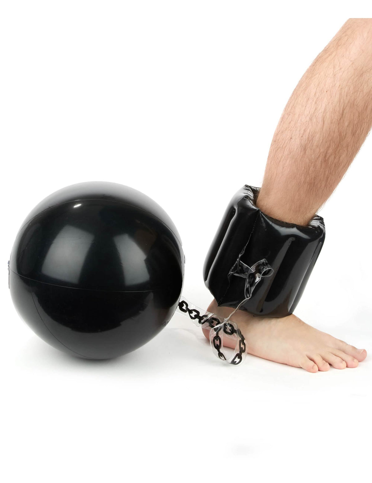 Primer plano del cierre en el tobillo de la bola con cadena carry me preso