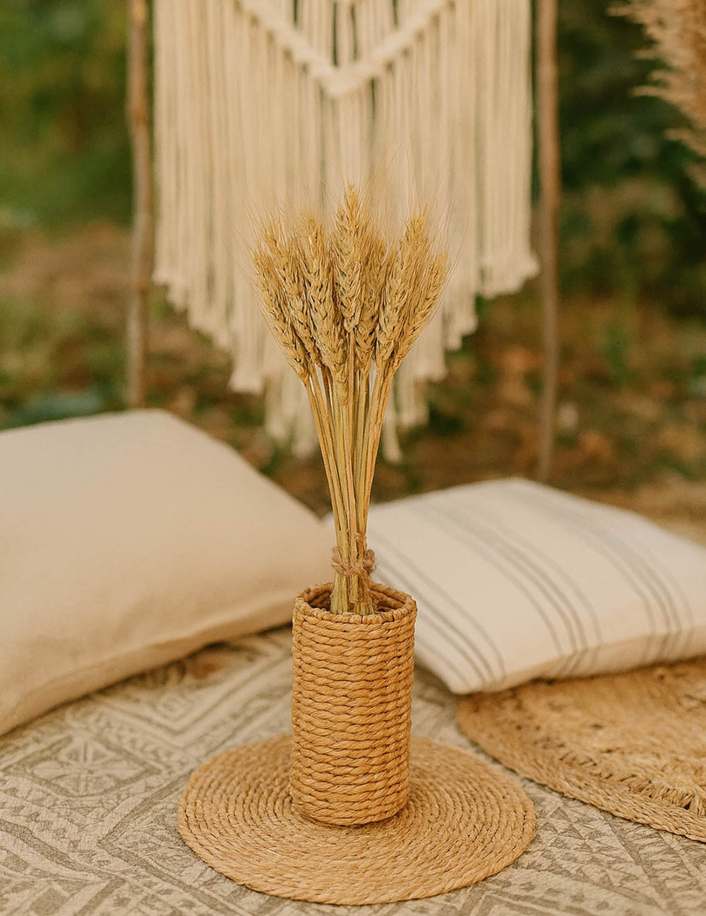 Puesta en escena bohemia del ramo de espigas de trigo natural