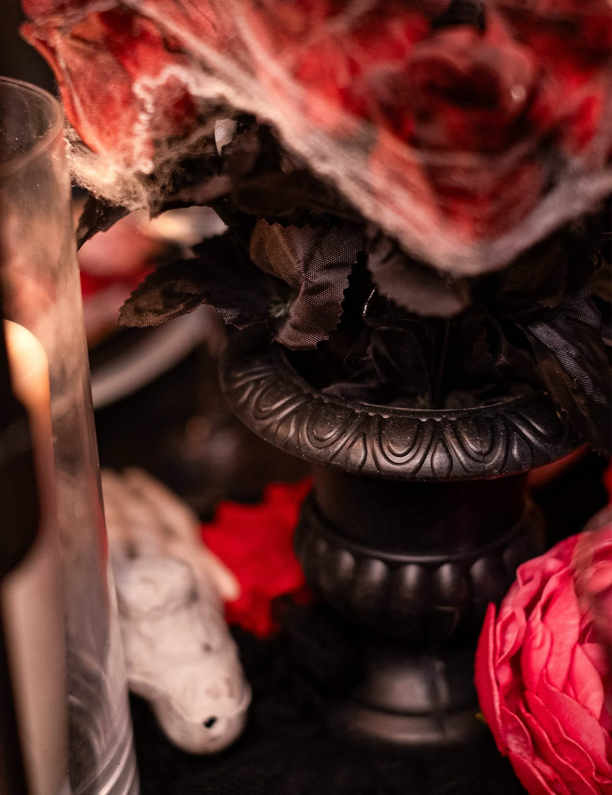 Detalle del jarrón negro del ramo de rosas rojas halloween