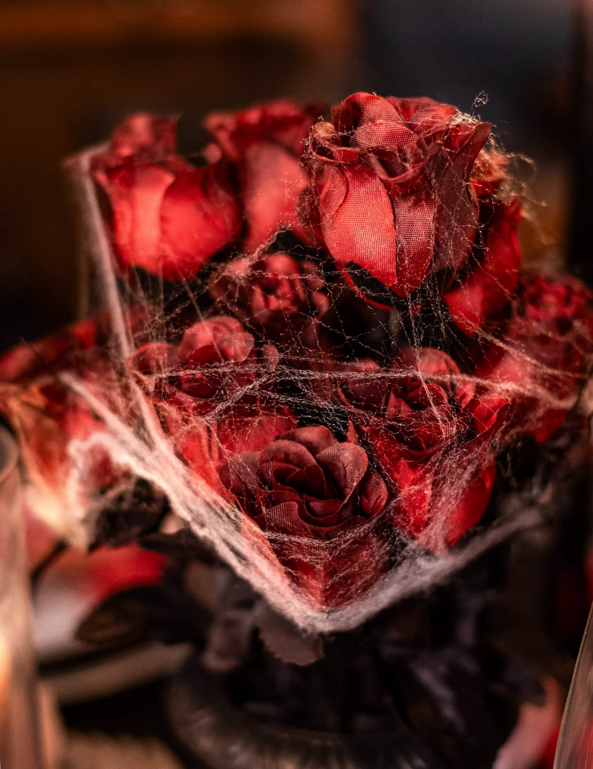 Primer plano de la telaraña del ramo de rosas rojas halloween