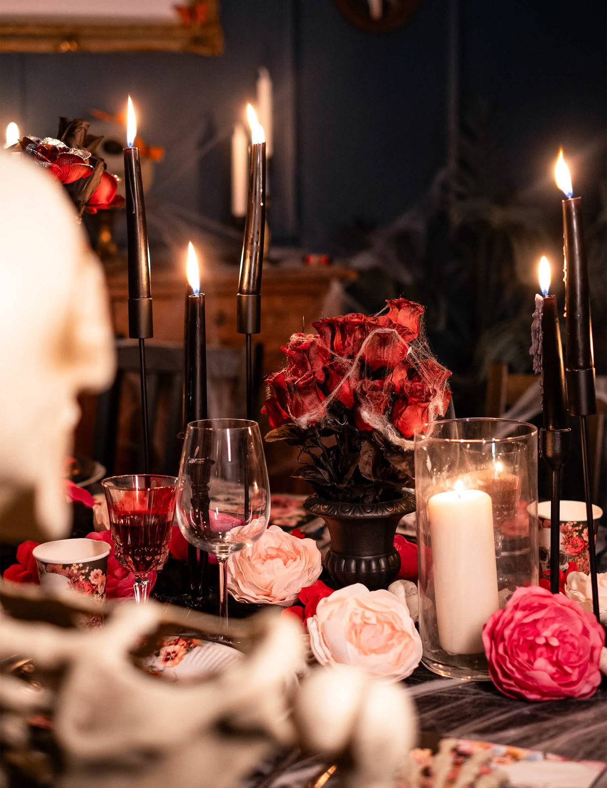 Escena del ramo de rosas rojas halloween para decoración con telaraña