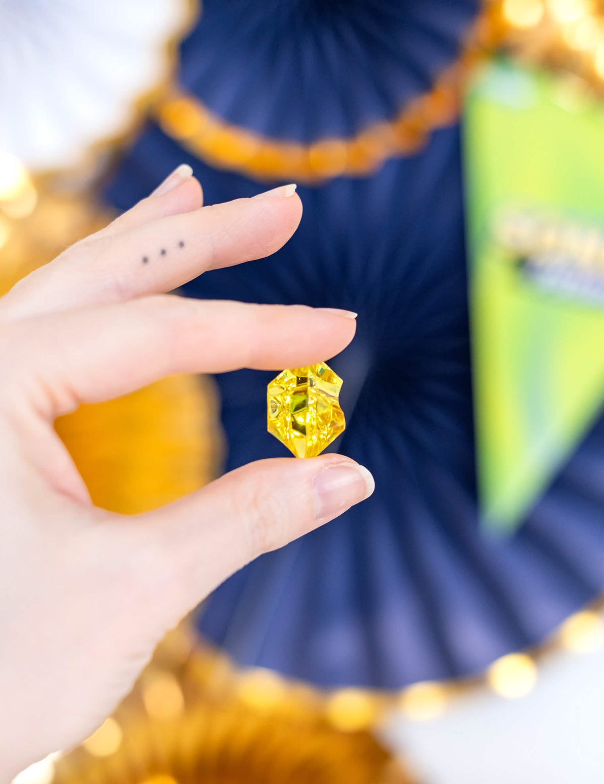 Primer plano de una piedra preciosa amarillo de la bolsa de pirata con piedras preciosas falsas