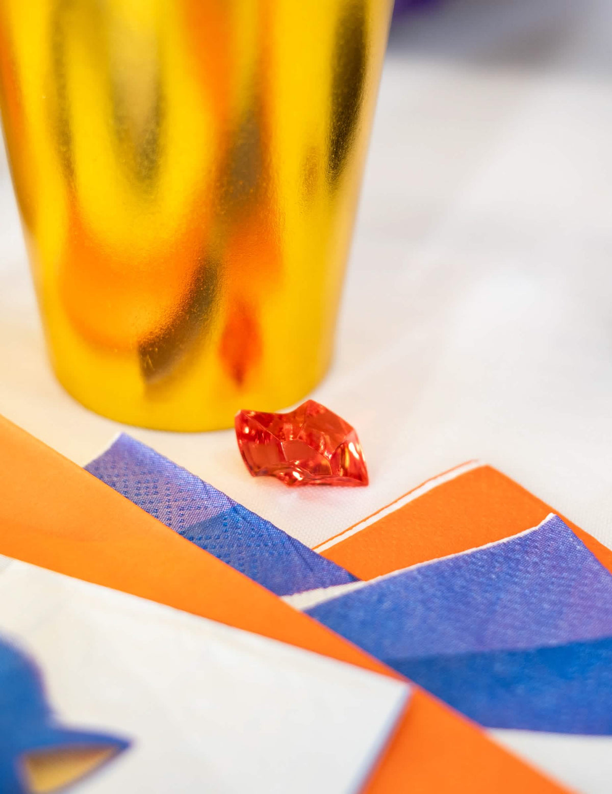 Primer plano de una piedra preciosa roja de la bolsa de pirata con piedras preciosas falsas