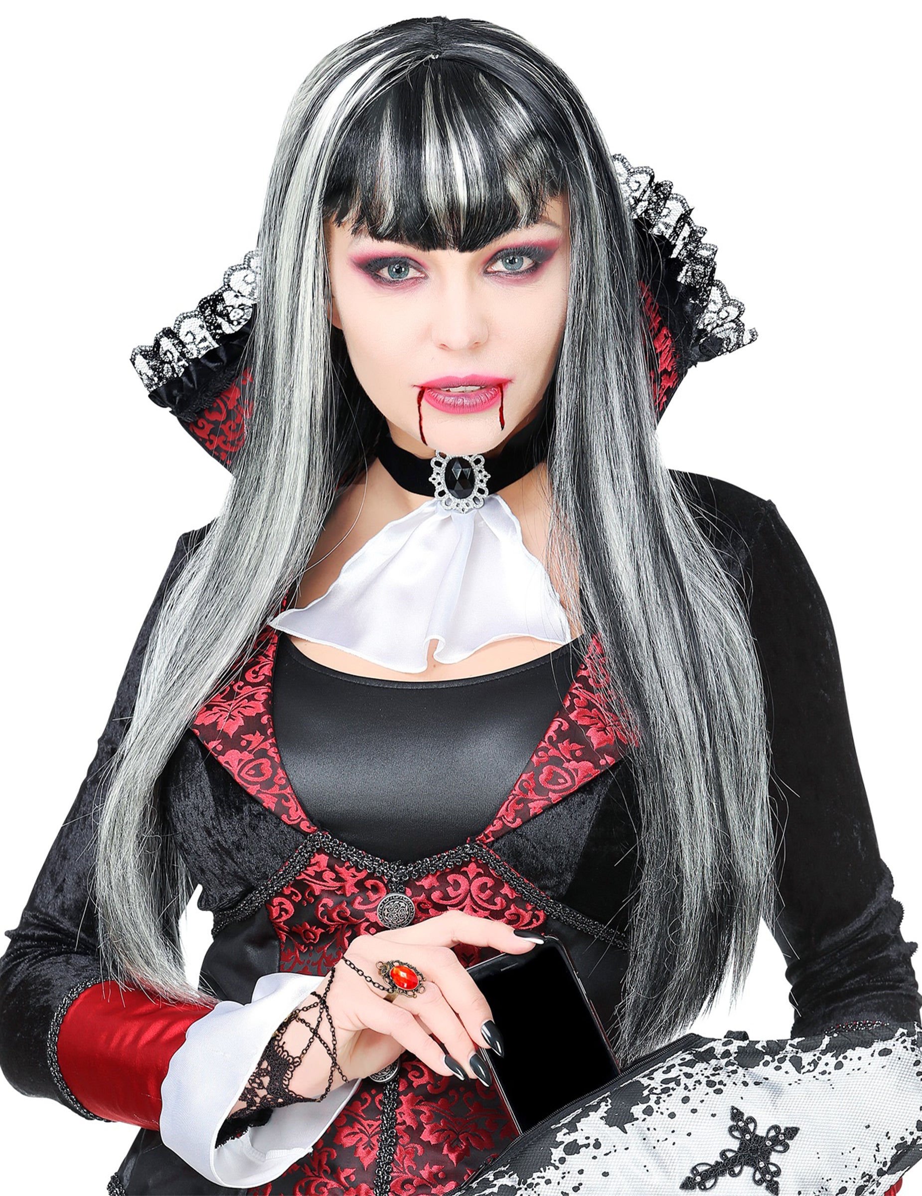 Mise en situation du bracelet en dentelle avec bague et pierres rouges