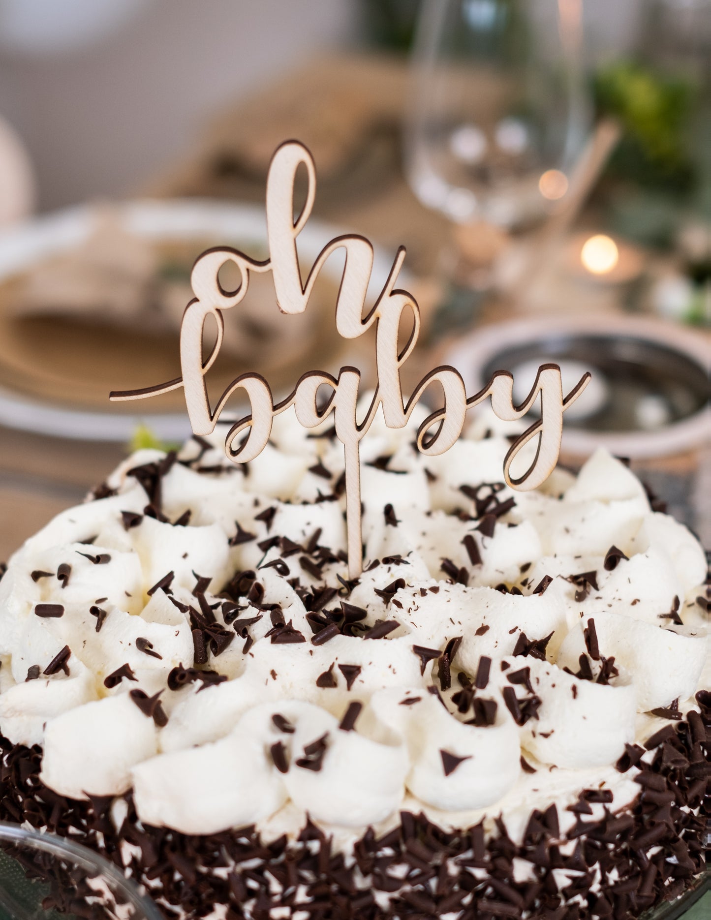 Gros plan sur le lettrage en bois du cake topper oh baby pour baby shower
