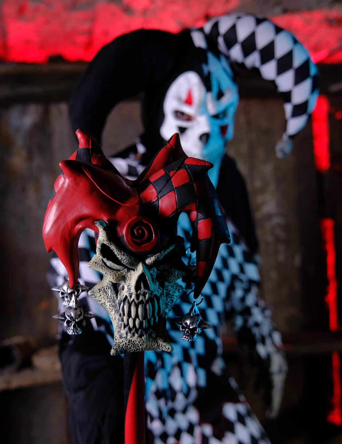 Primer plano de la calavera roja y negra del bastón del bufón