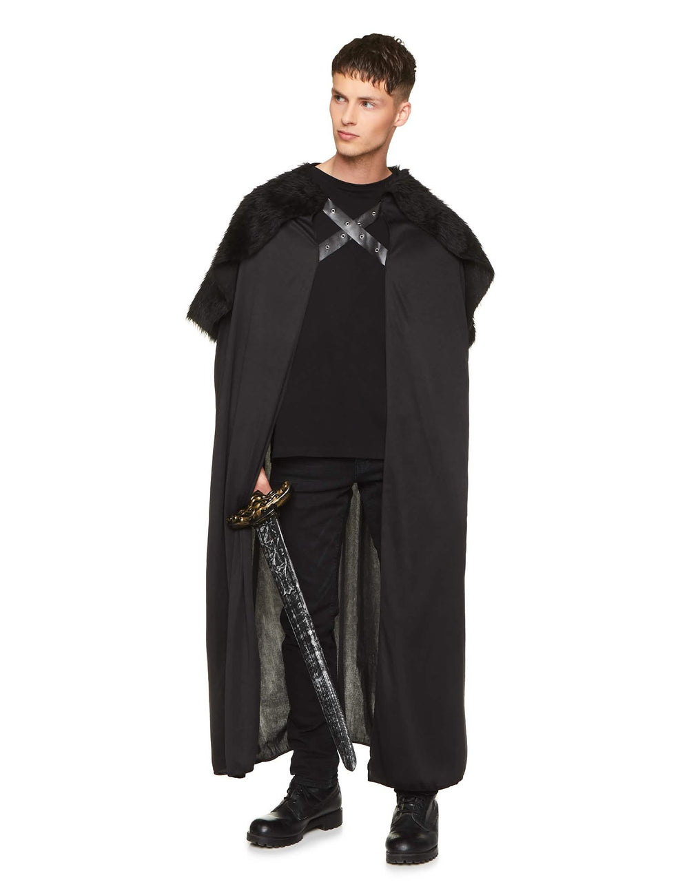 Vista frontal con espada y correas cruzadas de la capa con piel medieval