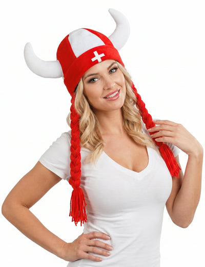 Casco de tela con cuernos y trenzas, hincha de Suiza