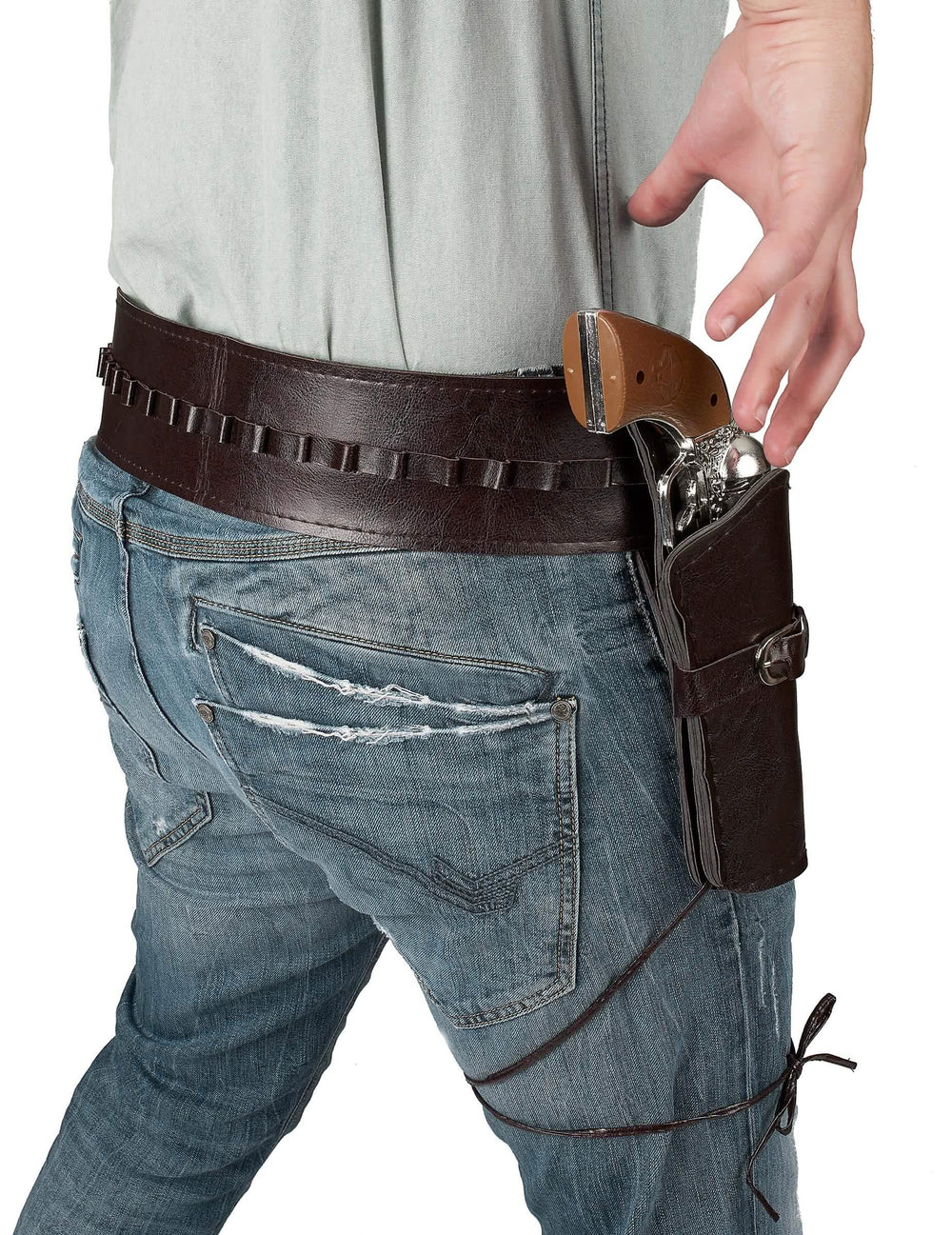 Primer plano de la funda y las pistolas del cinturón con funda cowboy para adulto