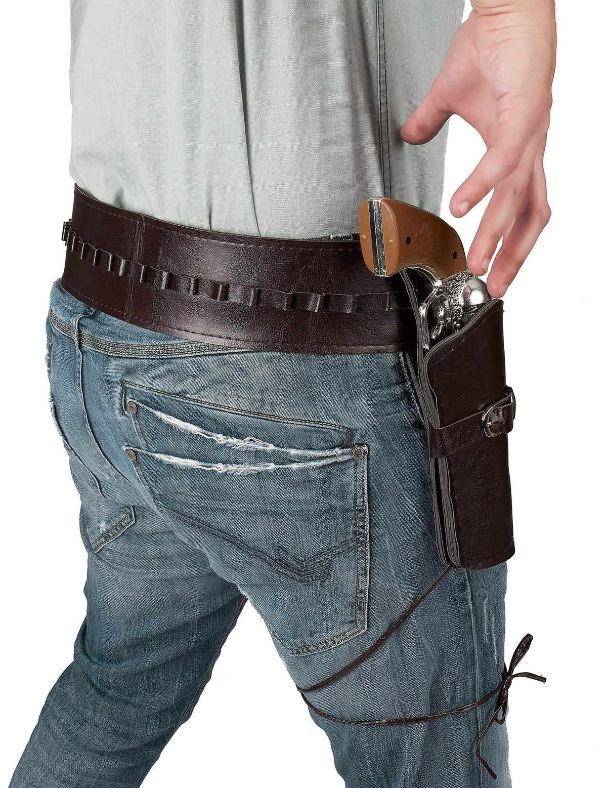 Primer plano de la funda y las pistolas del cinturón con funda cowboy para adulto